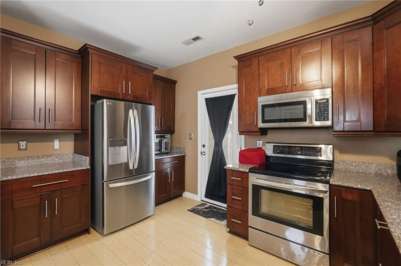 Photo 8 of 37 residential for sale in Chesapeake virginia
