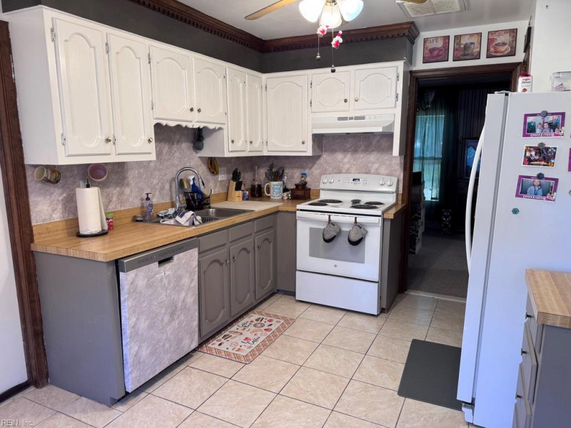 Photo 4 of 32 residential for sale in Virginia Beach virginia