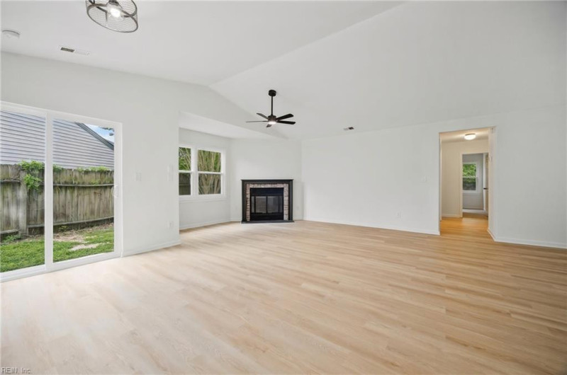 Photo 4 of 26 residential for sale in Virginia Beach virginia