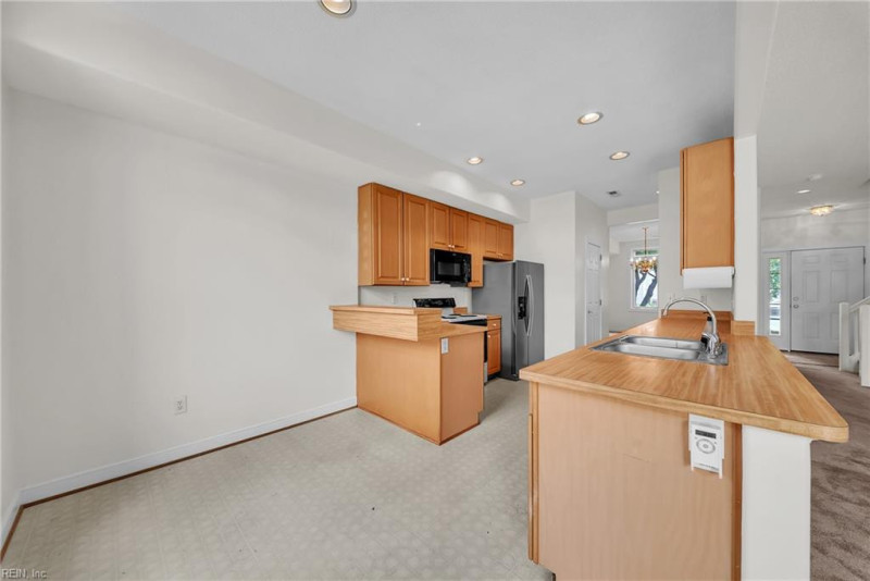 Photo 6 of 33 residential for sale in Hampton virginia