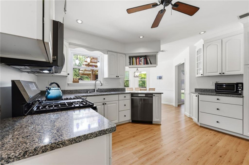 Photo 11 of 41 residential for sale in Virginia Beach virginia