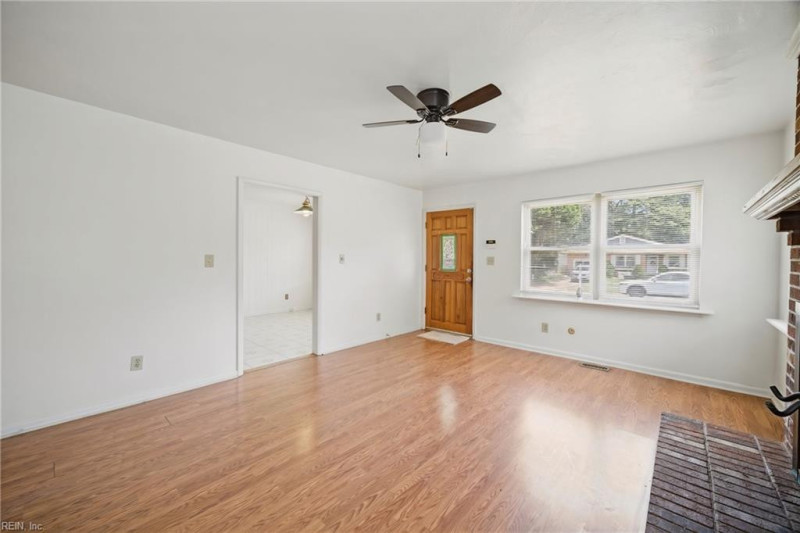 Photo 11 of 26 residential for sale in Chesapeake virginia