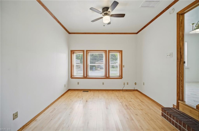 Photo 14 of 26 residential for sale in Chesapeake virginia