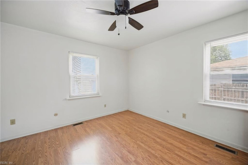 Photo 19 of 26 residential for sale in Chesapeake virginia