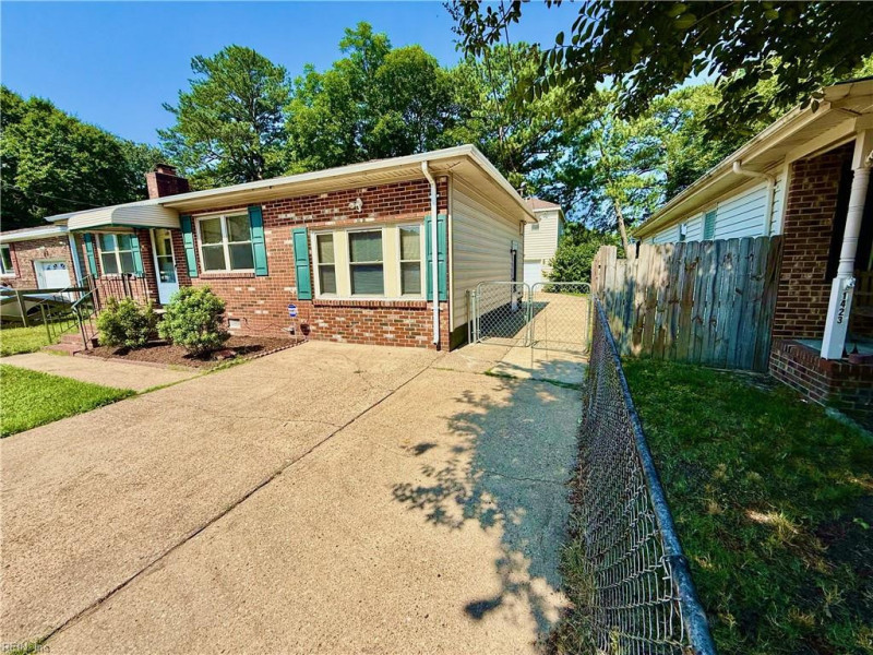Photo 3 of 26 residential for sale in Chesapeake virginia