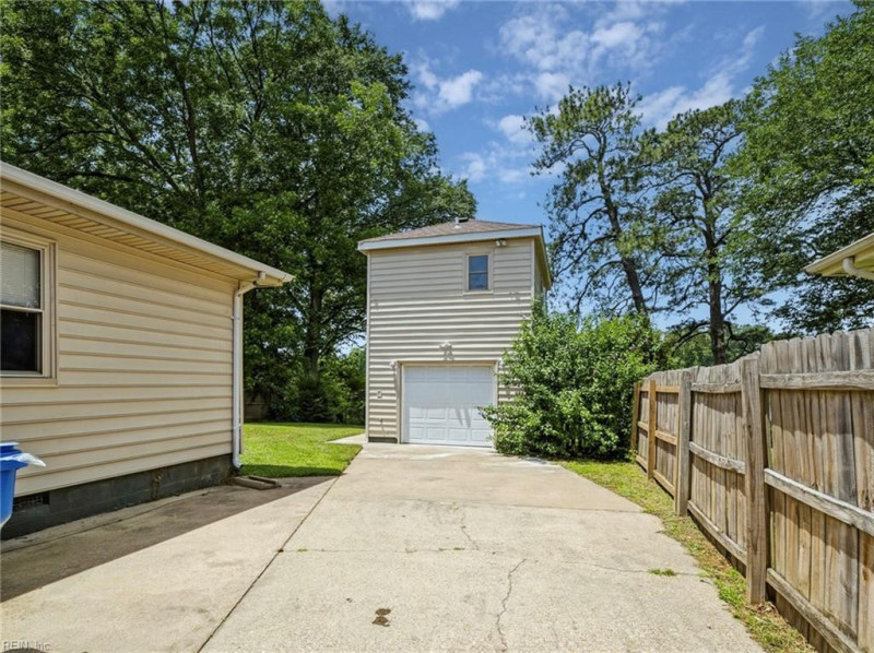 Photo 4 of 26 residential for sale in Chesapeake virginia