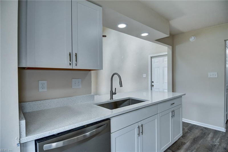 Photo 12 of 41 residential for sale in Virginia Beach virginia