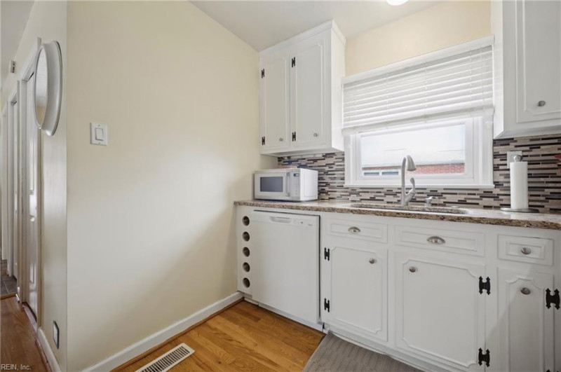 Photo 11 of 36 residential for sale in Hampton virginia