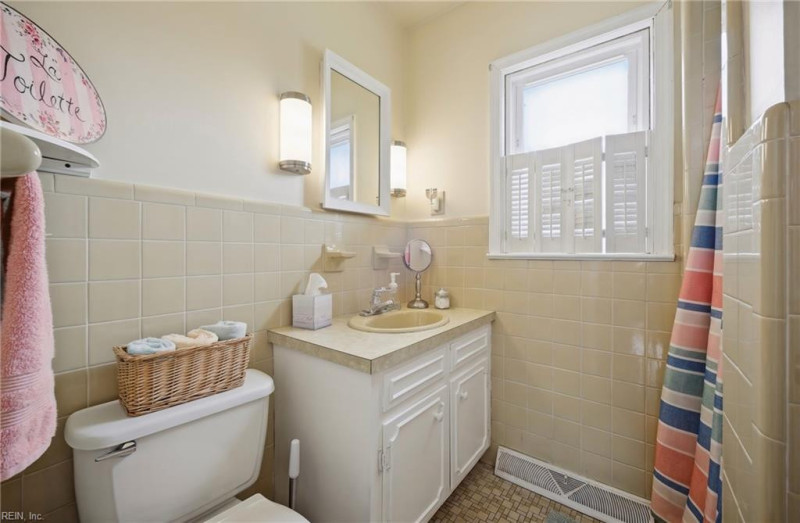 Photo 20 of 36 residential for sale in Hampton virginia
