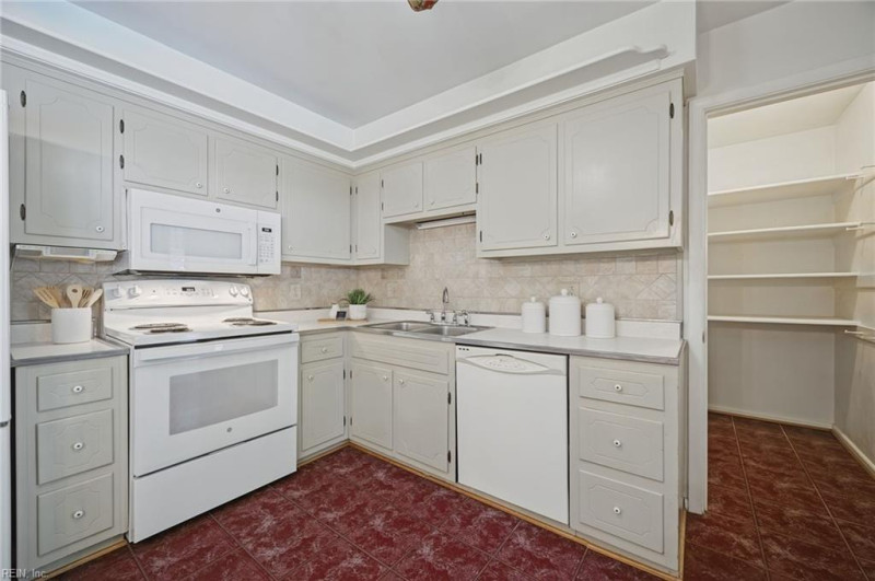 Photo 16 of 49 residential for sale in Portsmouth virginia