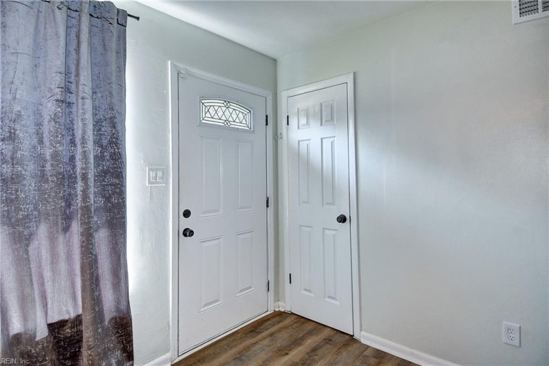 Photo 3 of 33 residential for sale in Chesapeake virginia