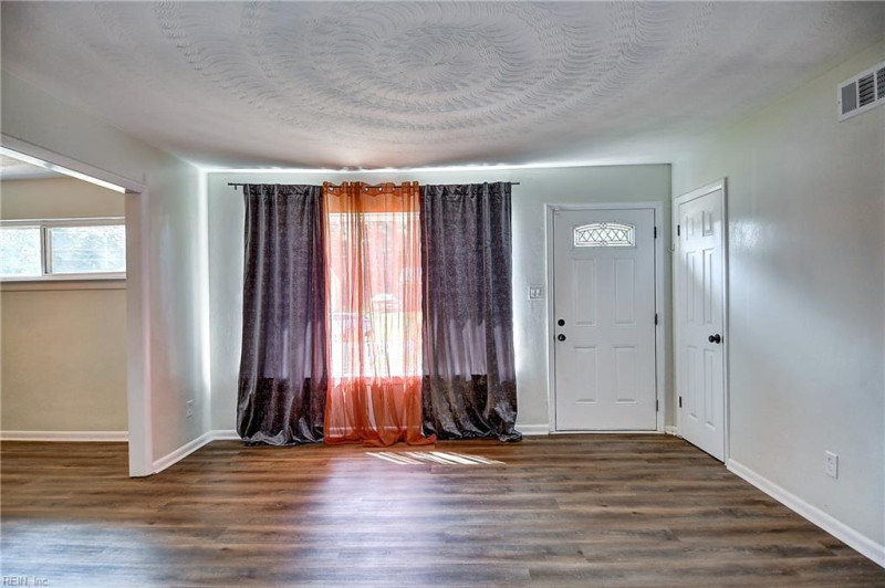 Photo 7 of 33 residential for sale in Chesapeake virginia