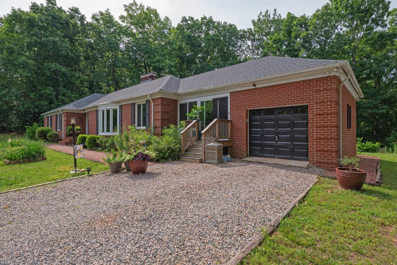 Photo 3 of 39 residential for sale in Chesterfield County virginia