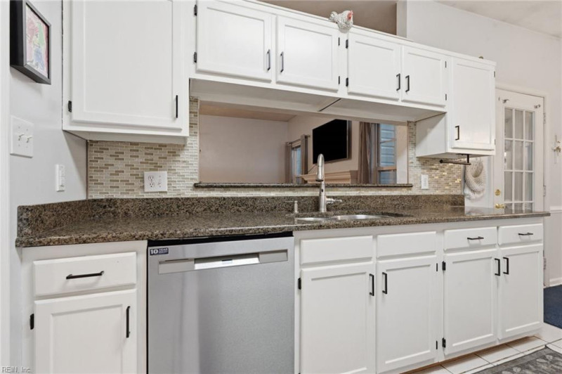 Photo 10 of 32 residential for sale in Chesapeake virginia