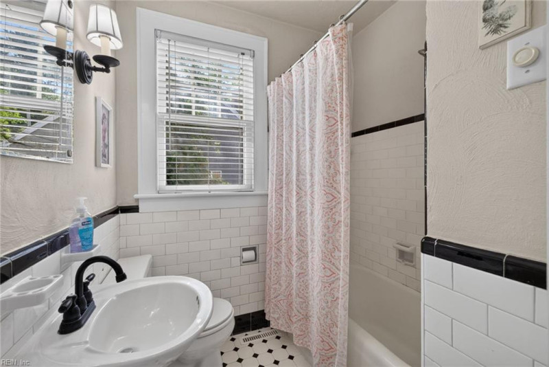 Photo 14 of 28 residential for sale in Portsmouth virginia