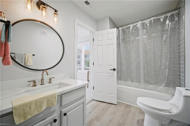 Photo 17 of 18 residential for sale in Chesapeake virginia