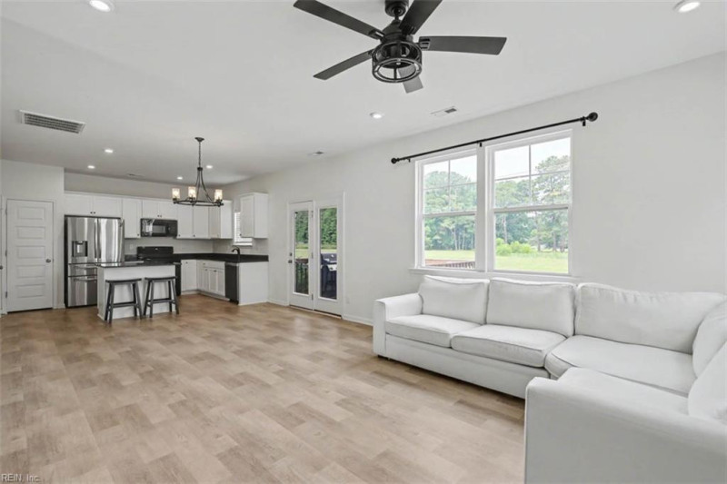 Photo 7 of 37 residential for sale in Suffolk virginia