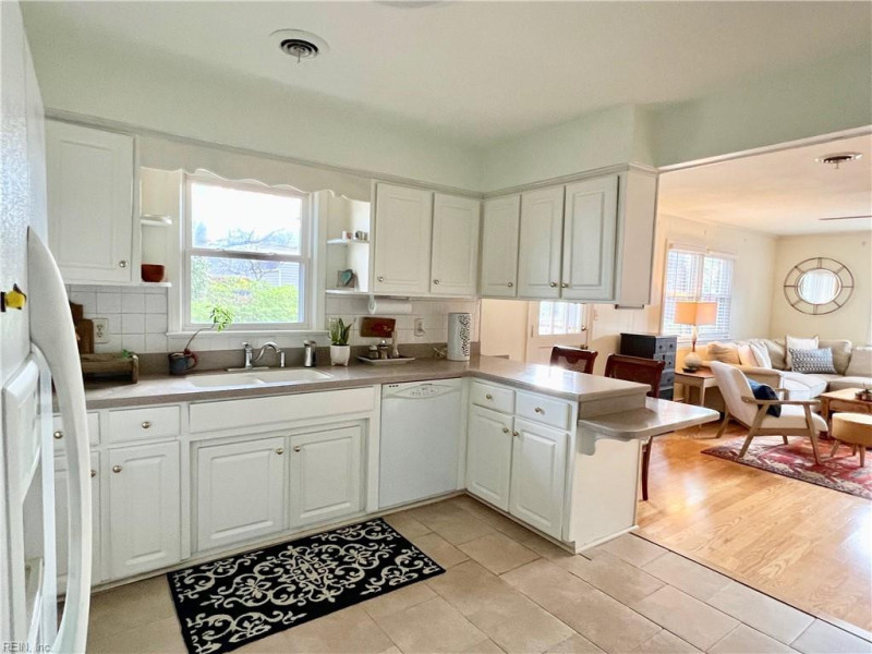 Photo 13 of 44 residential for sale in Virginia Beach virginia