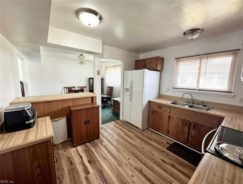Photo 3 of 16 residential for sale in Chesapeake virginia