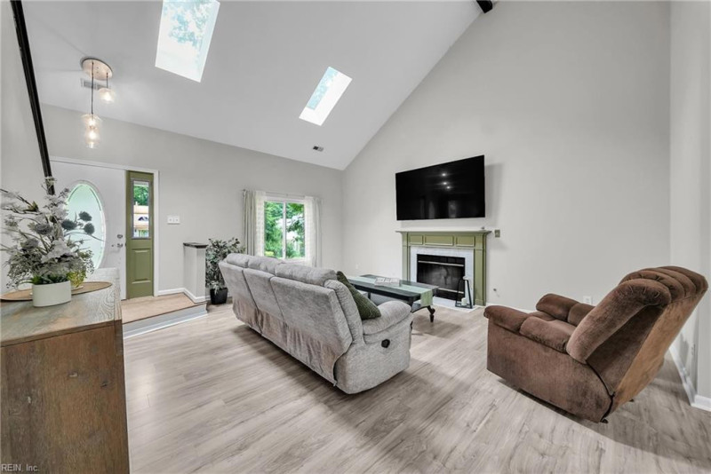 Photo 10 of 43 residential for sale in York County virginia