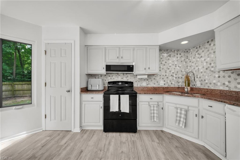 Photo 14 of 43 residential for sale in York County virginia