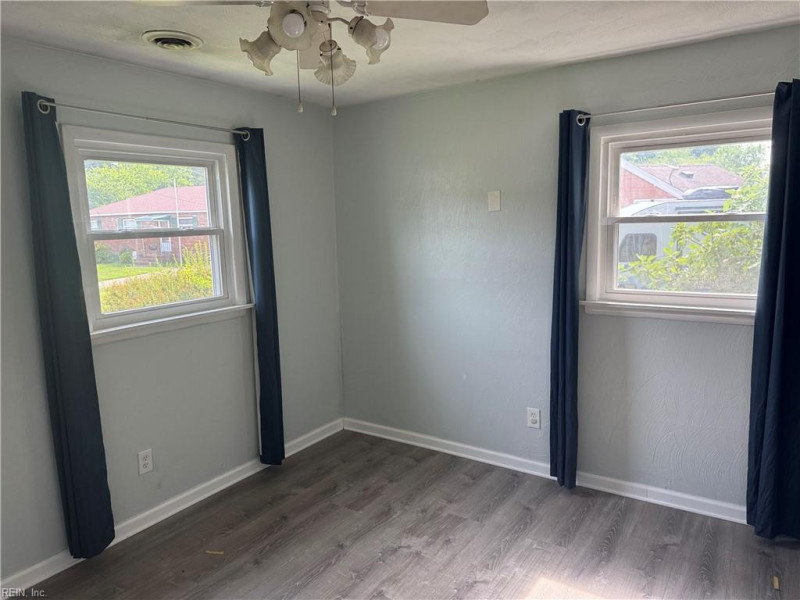 Photo 13 of 31 residential for sale in Hampton virginia
