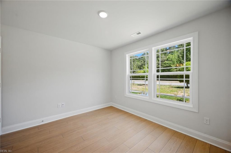 Photo 4 of 41 residential for sale in York County virginia