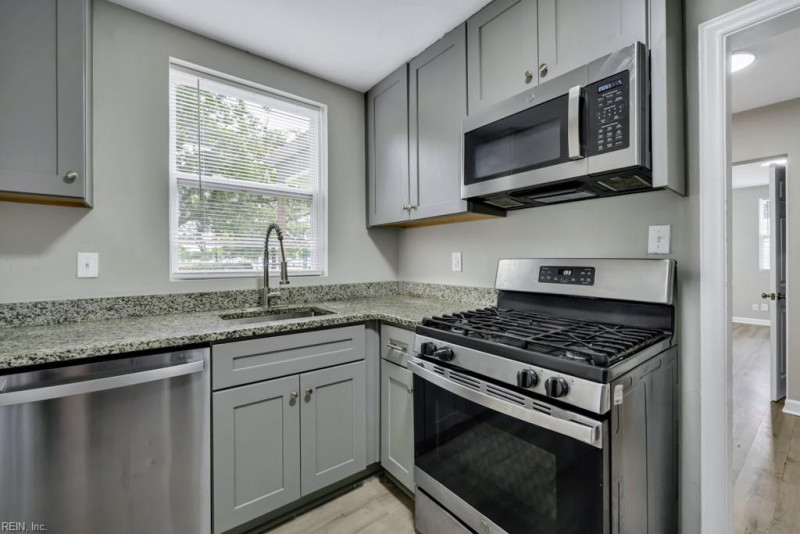 Photo 12 of 32 residential for sale in Portsmouth virginia