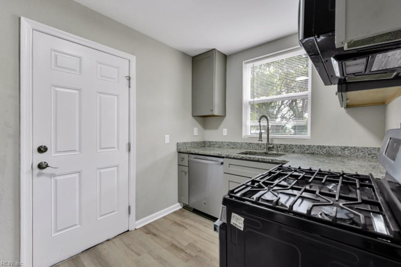 Photo 14 of 32 residential for sale in Portsmouth virginia