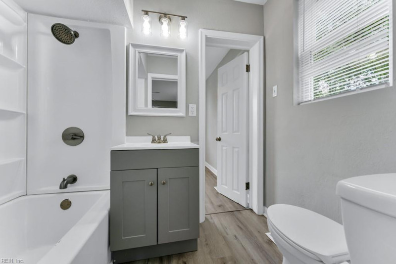 Photo 18 of 32 residential for sale in Portsmouth virginia