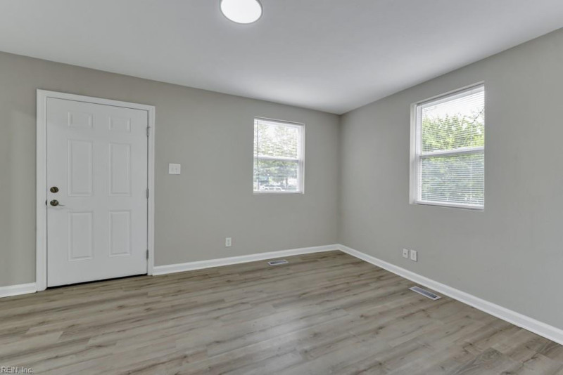 Photo 5 of 32 residential for sale in Portsmouth virginia