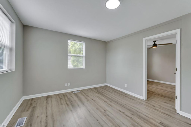 Photo 7 of 32 residential for sale in Portsmouth virginia