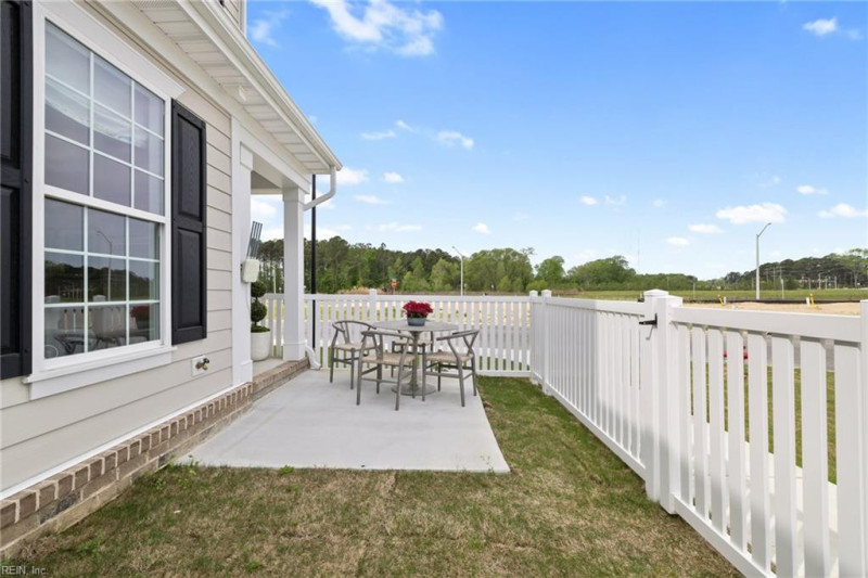 Photo 4 of 29 residential for sale in Chesapeake virginia