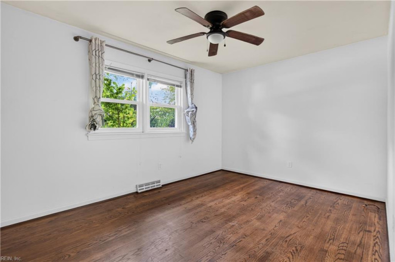 Photo 19 of 32 residential for sale in Hampton virginia