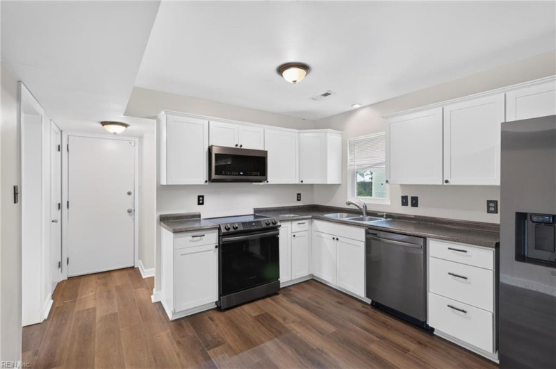 Photo 12 of 32 residential for sale in Hampton virginia