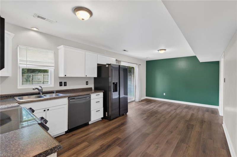 Photo 13 of 32 residential for sale in Hampton virginia
