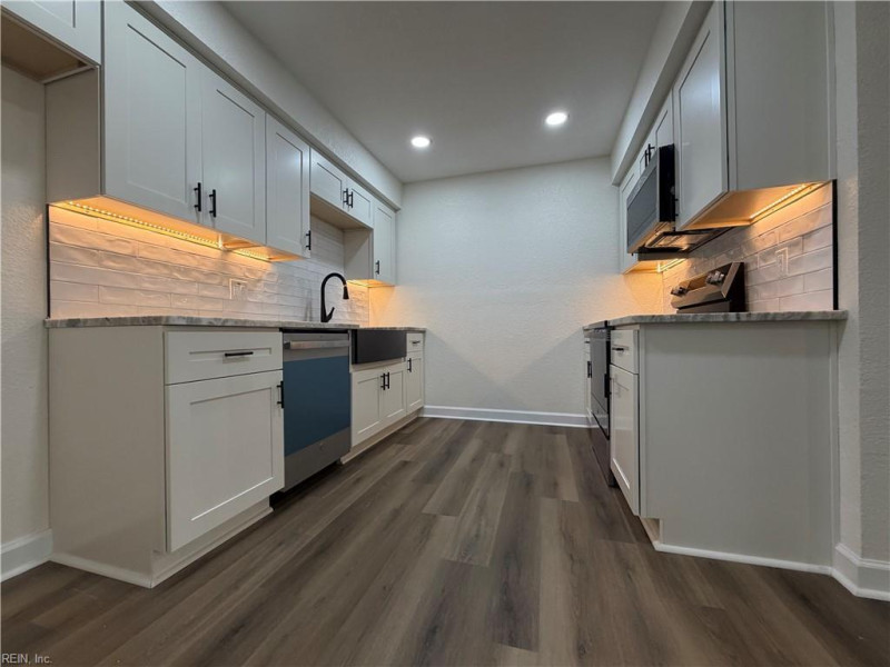 Photo 3 of 25 residential for sale in Chesapeake virginia