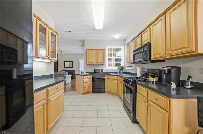 Photo 4 of 29 residential for sale in Virginia Beach virginia