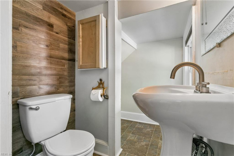 Photo 11 of 24 residential for sale in Gloucester County virginia