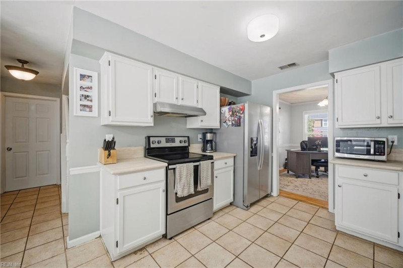 Photo 9 of 41 residential for sale in Chesapeake virginia