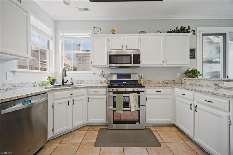 Photo 11 of 40 residential for sale in Chesapeake virginia