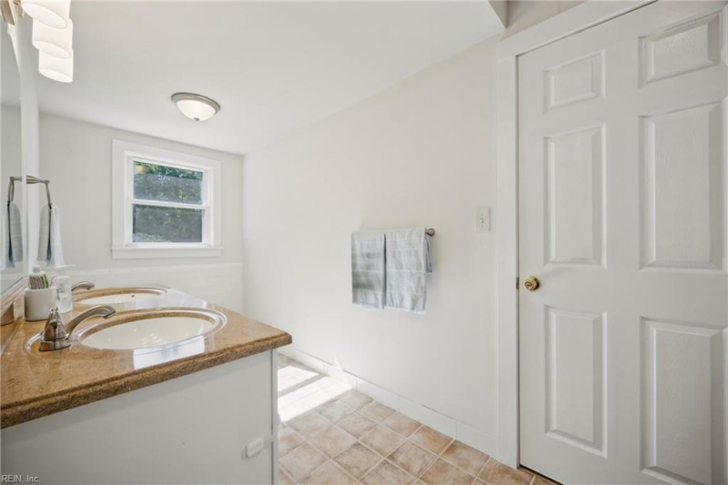Photo 14 of 32 residential for sale in Chesapeake virginia