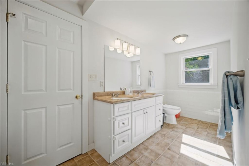Photo 15 of 32 residential for sale in Chesapeake virginia
