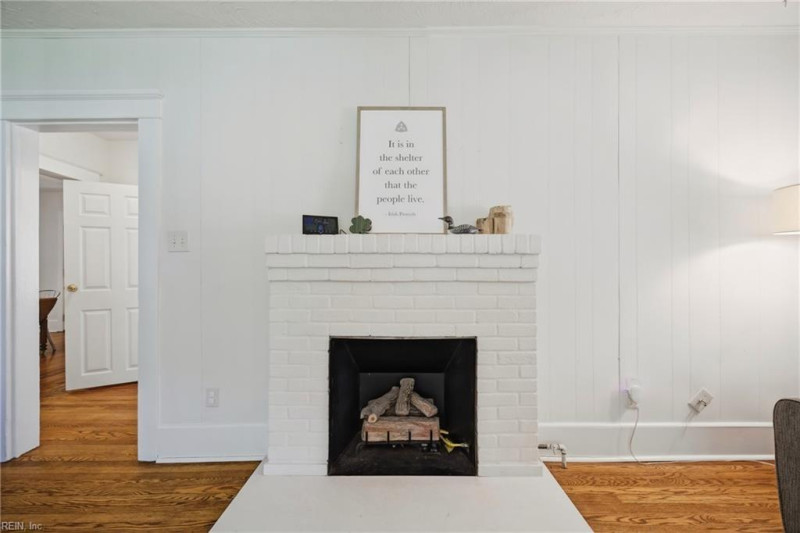 Photo 3 of 32 residential for sale in Chesapeake virginia