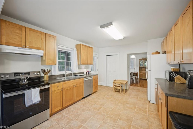 Photo 5 of 32 residential for sale in Chesapeake virginia