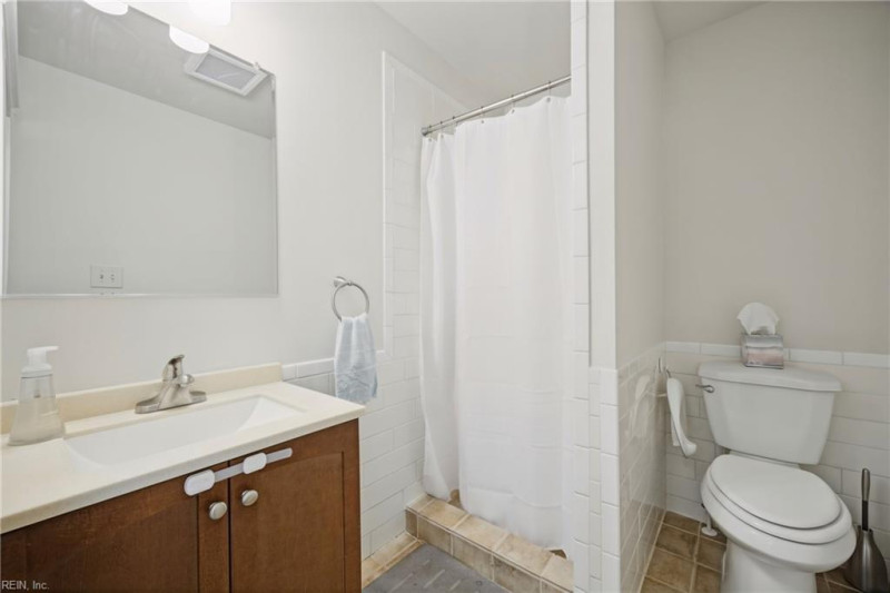 Photo 8 of 32 residential for sale in Chesapeake virginia