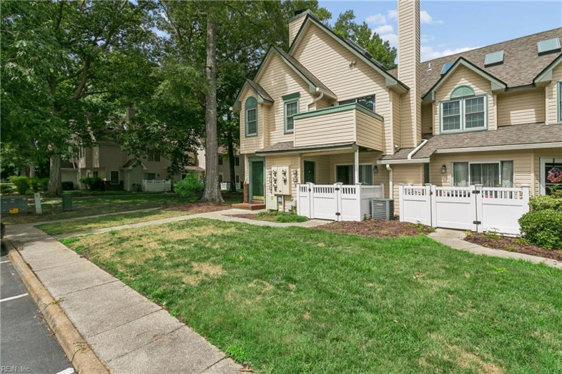 Photo 4 of 33 residential for sale in Hampton virginia