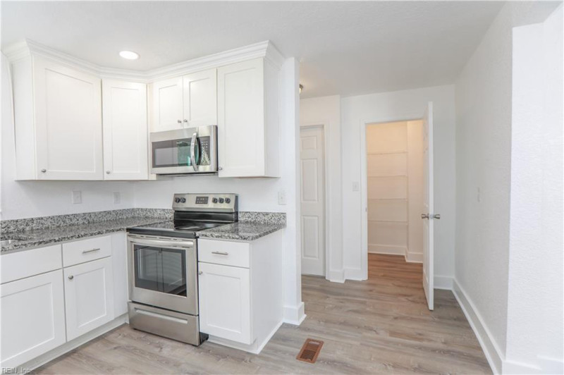 Photo 10 of 37 residential for sale in Portsmouth virginia