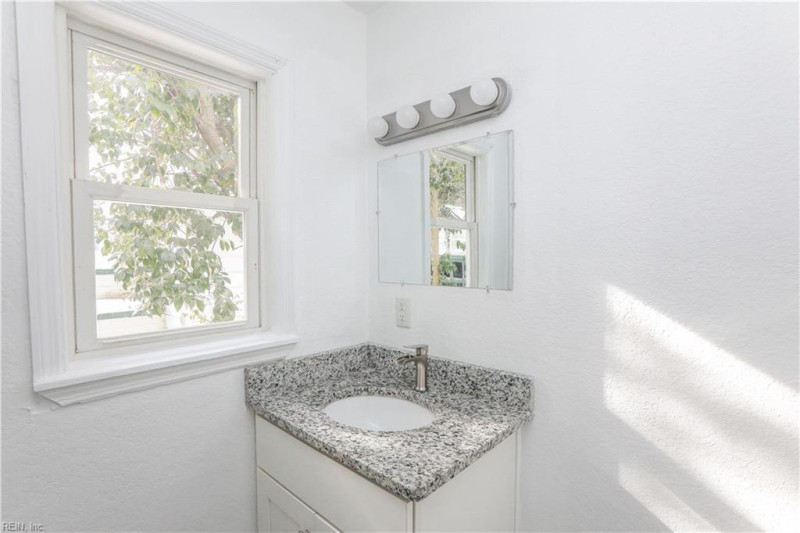 Photo 17 of 37 residential for sale in Portsmouth virginia