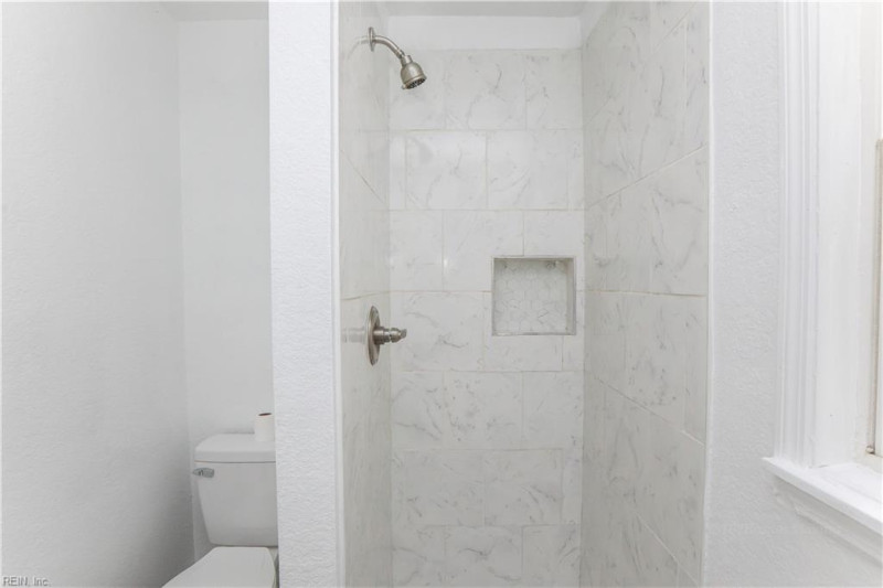 Photo 18 of 37 residential for sale in Portsmouth virginia